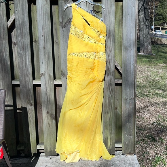 Judy Bridal one shoulder yellow gown. - Picture 2 of 13